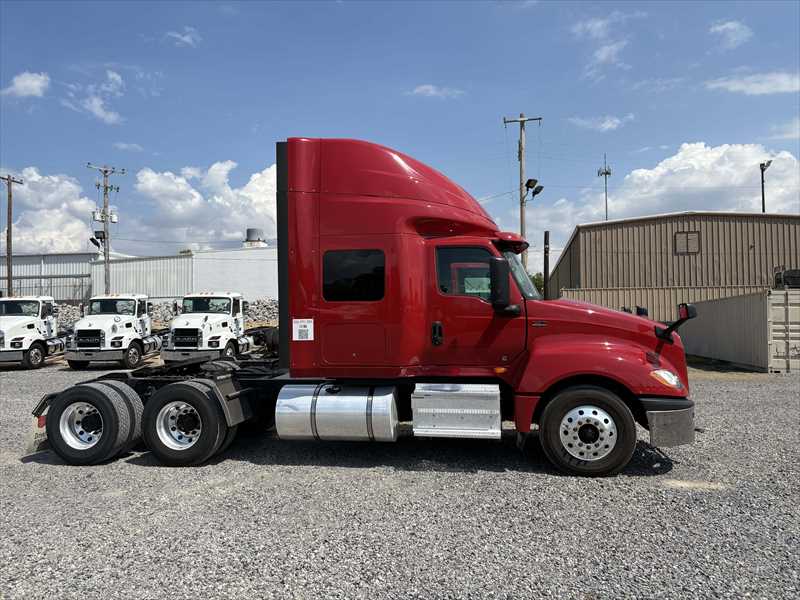 2021 International LT - image 7