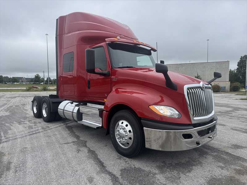 2021 International LT - image 5