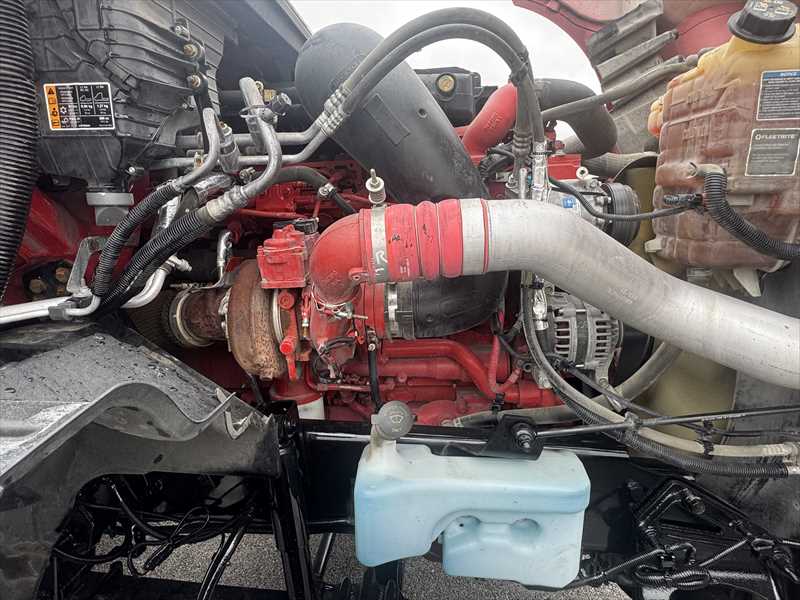 2021 International LT - image 8