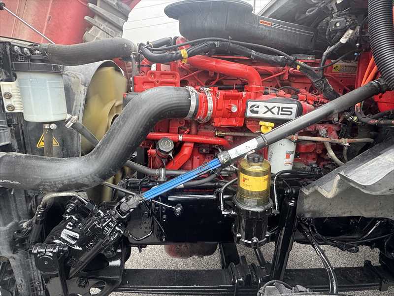 2021 International LT - image 9