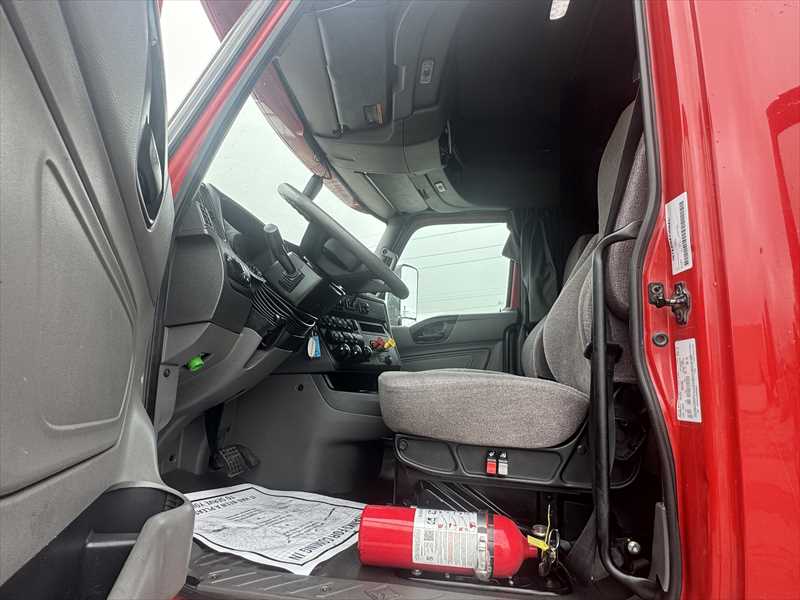 2021 International LT - image 10