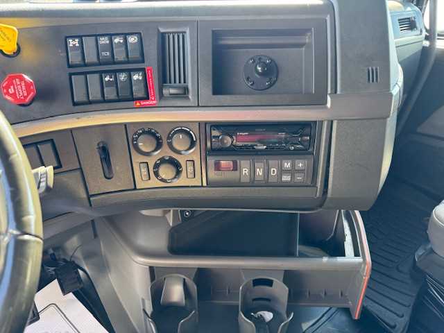 2023 Volvo  VNL64T860