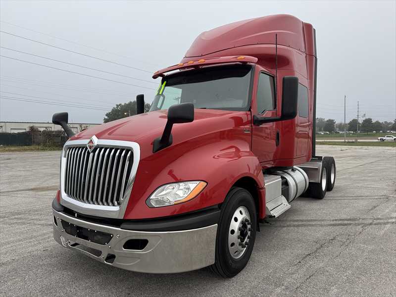 2021 International LT - image 1