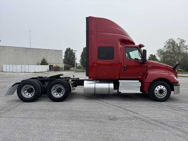 2021 International LT - image 5