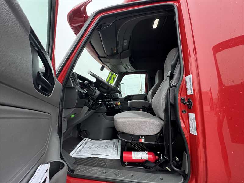 2021 International LT - image 13