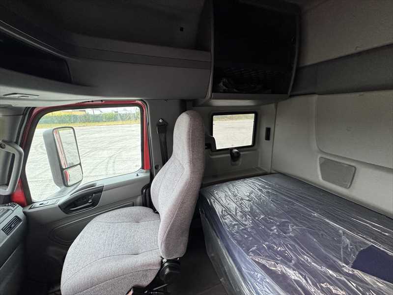 2021 International LT - image 15