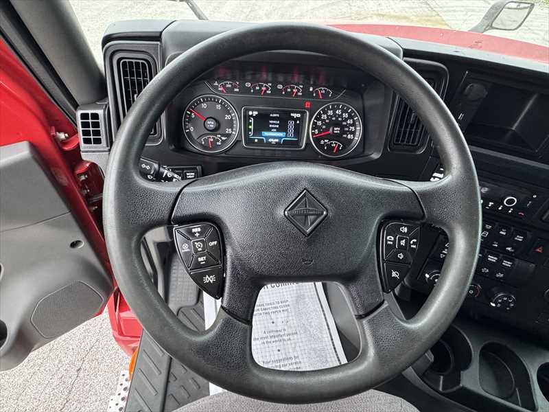 2021 International LT - image 16