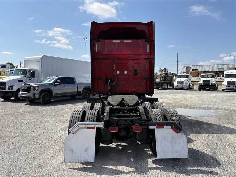 2021 International LT - image 3