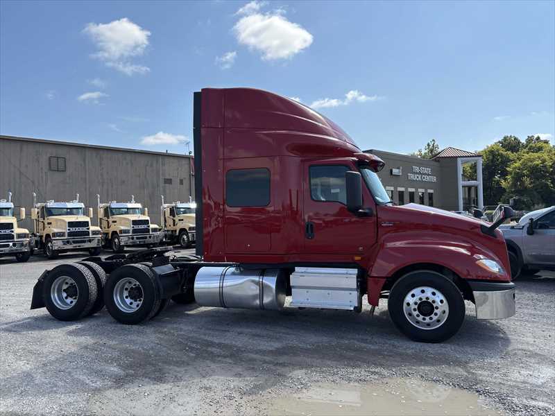 2021 International LT - image 5