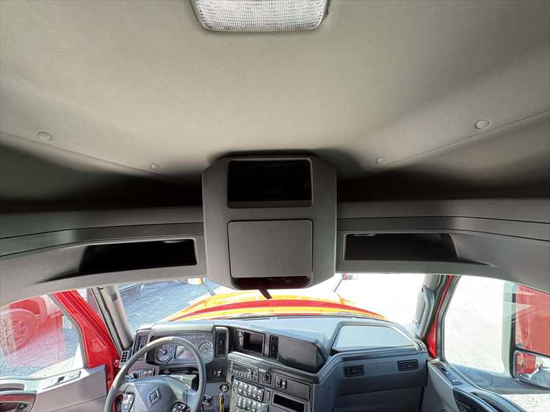 2021 International LT - image 13