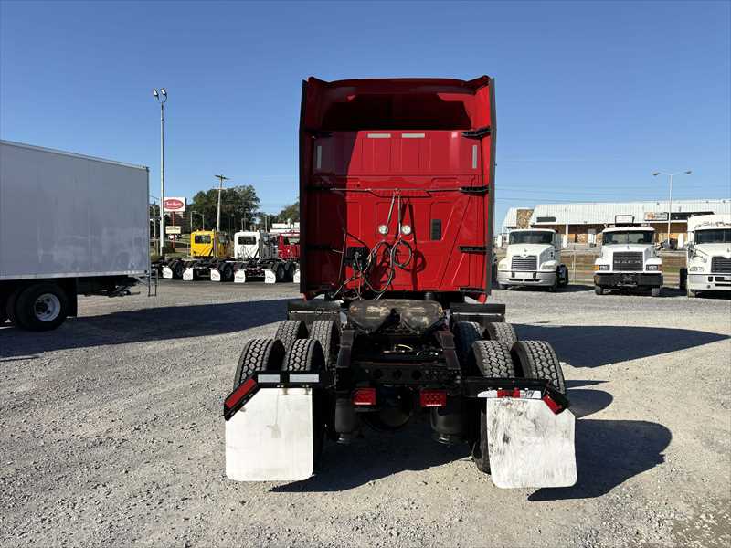 2021 International LT - image 4