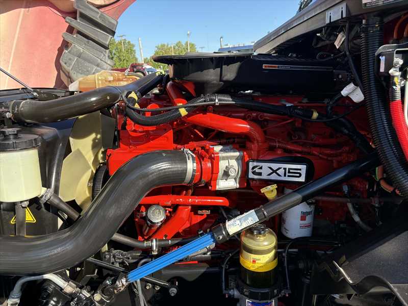 2021 International LT - image 10