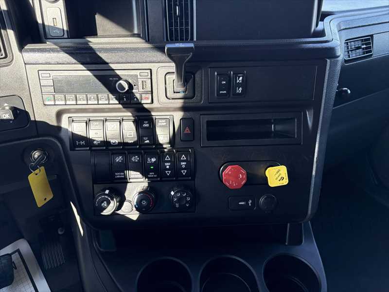 2021 International LT - image 14