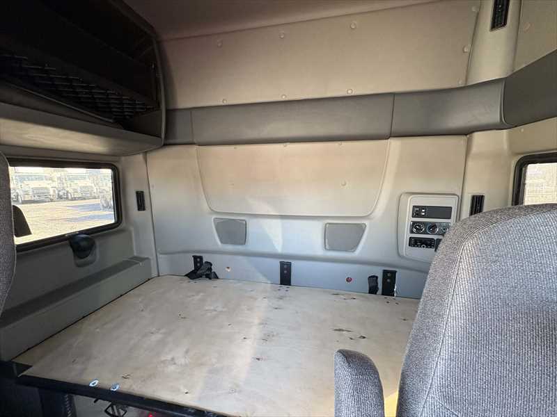 2021 International LT - image 18