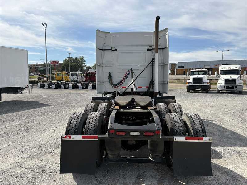 2021 Volvo - image 4