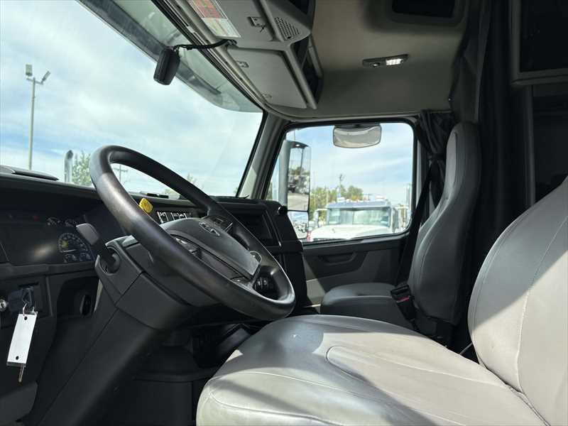 2021 Volvo - image 14