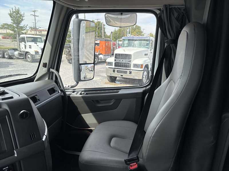 2021 Volvo - image 16