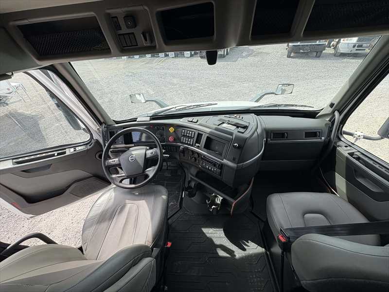 2021 Volvo - image 17