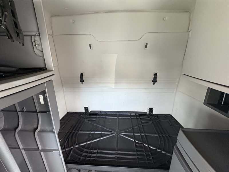 2021 Volvo - image 18