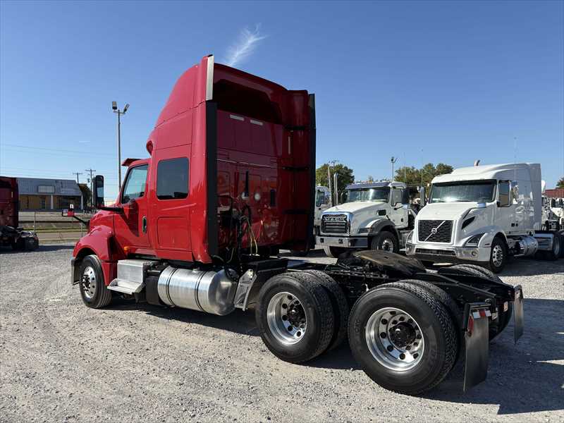 2021 International LT - image 3