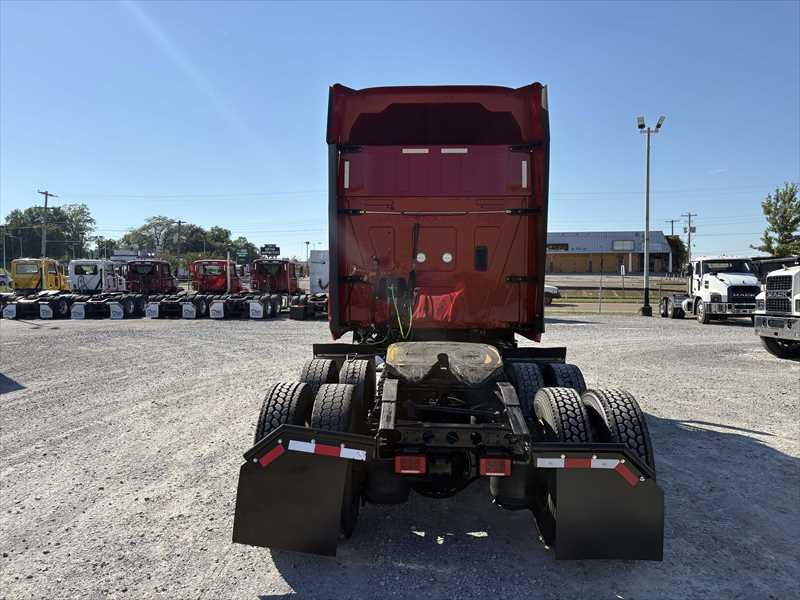 2021 International LT - image 4