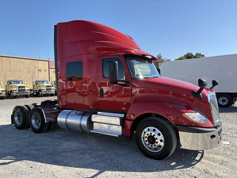 2021 International LT - image 7