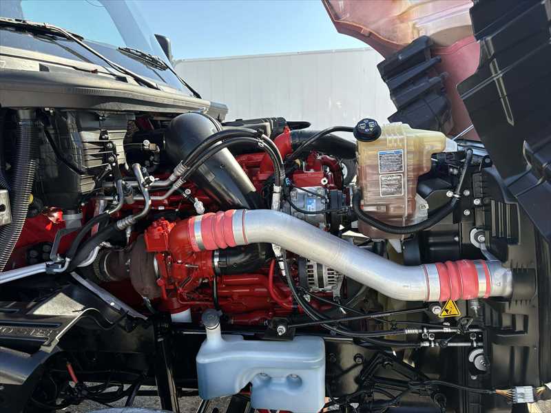 2021 International LT - image 9