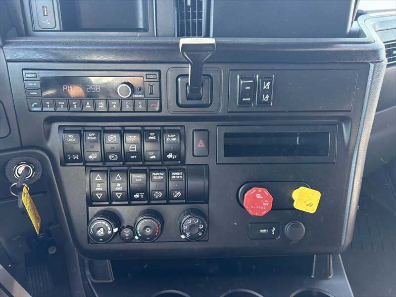 2021 International LT - image 14