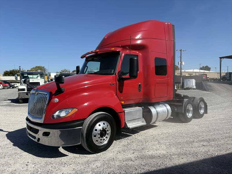 2021 International LT - image 1