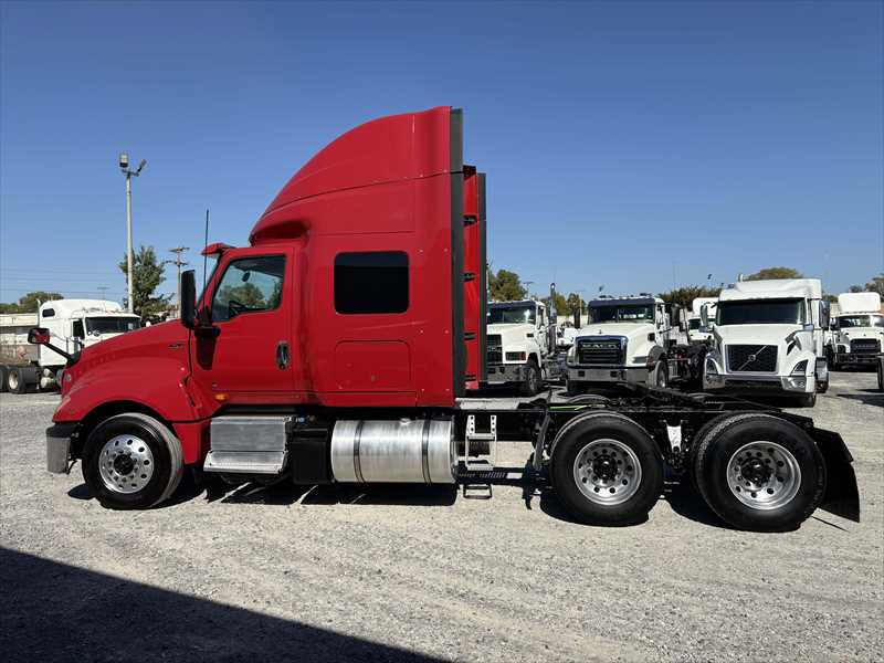 2021 International LT - image 2