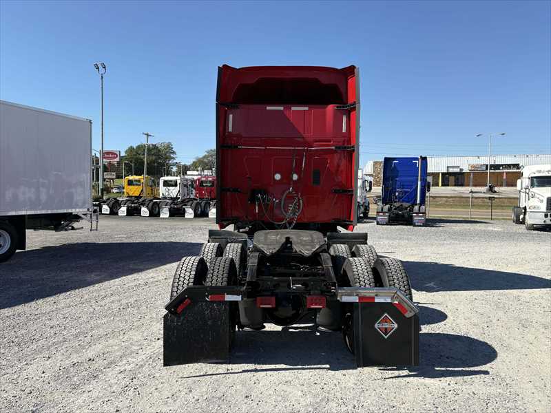 2021 International LT - image 4