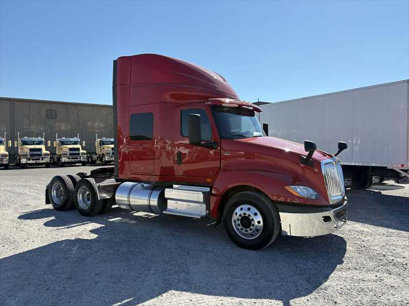 2021 International LT - image 7