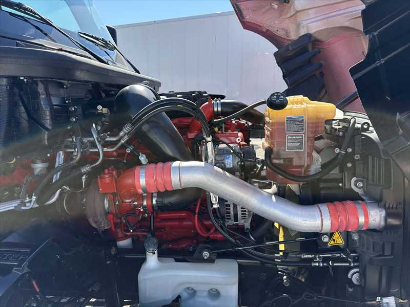 2021 International LT - image 9