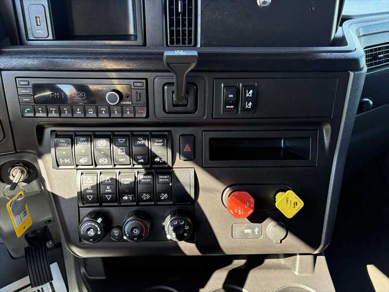 2021 International LT - image 13