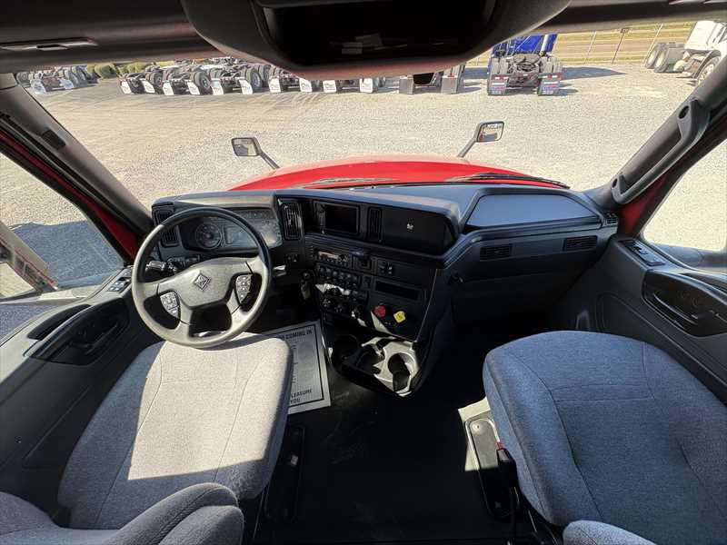 2021 International LT - image 14
