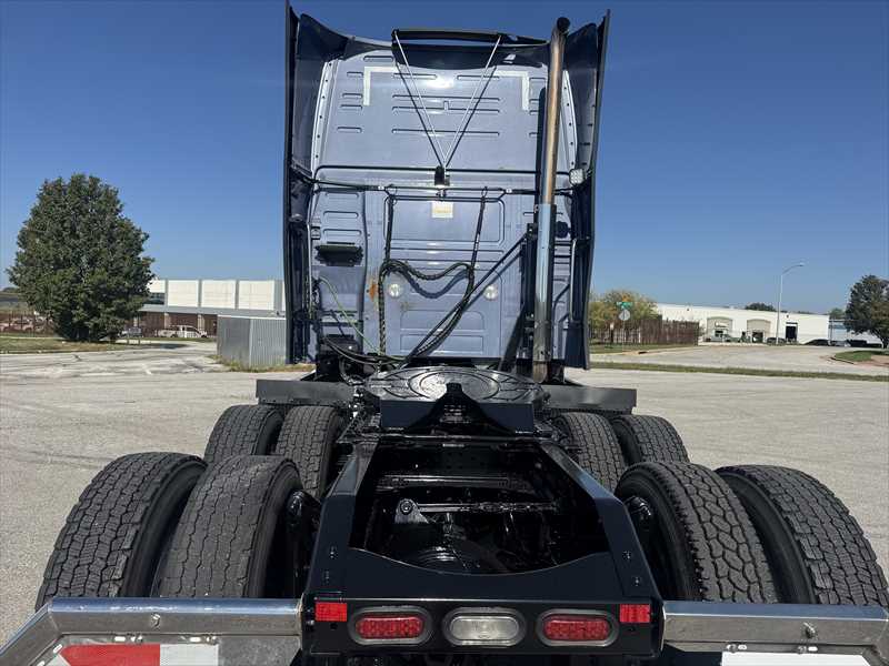 2023 Volvo  VNL64T860