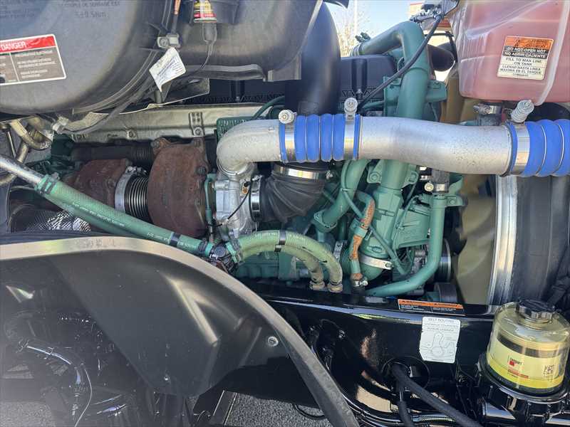 2023 Volvo  VNL64T860