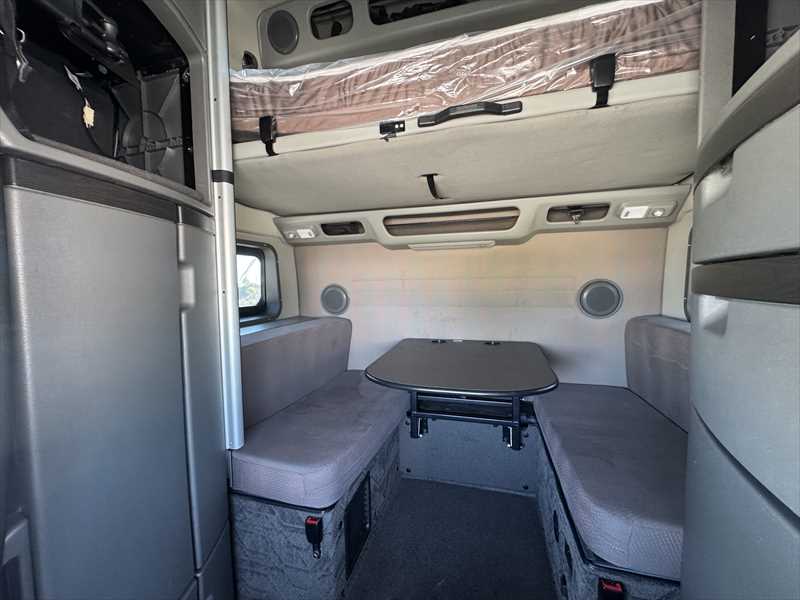 2023 Volvo  VNL64T860