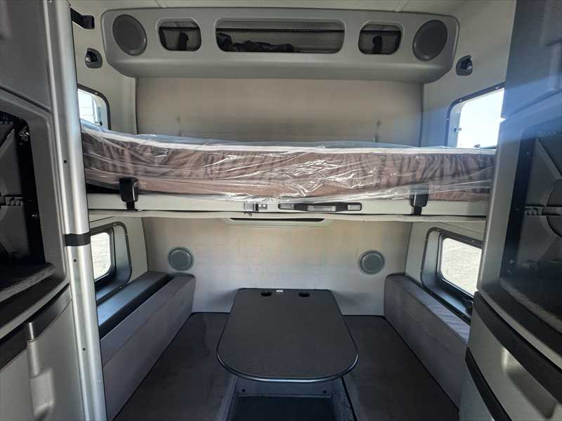 2023 Volvo  VNL64T860