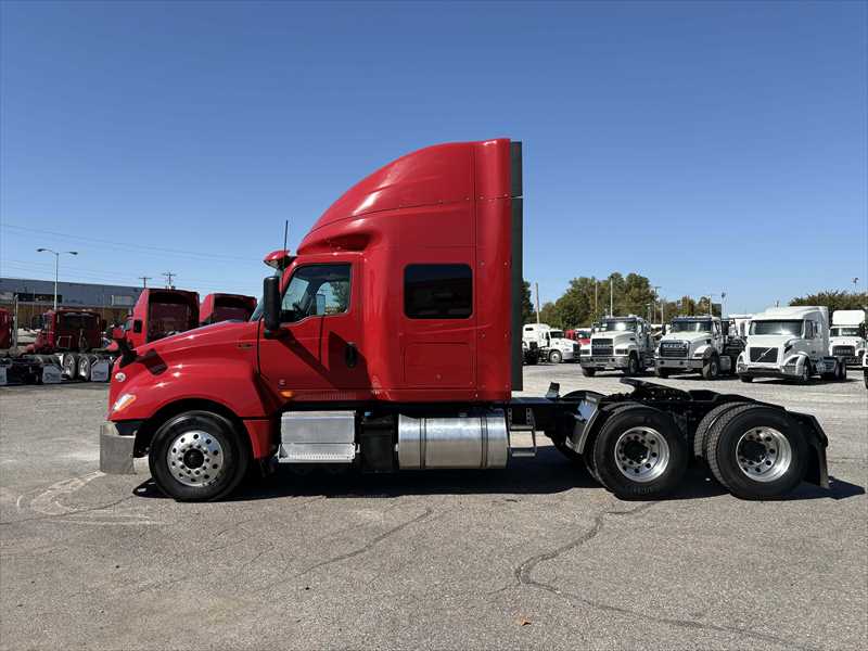 2021 International LT - image 2