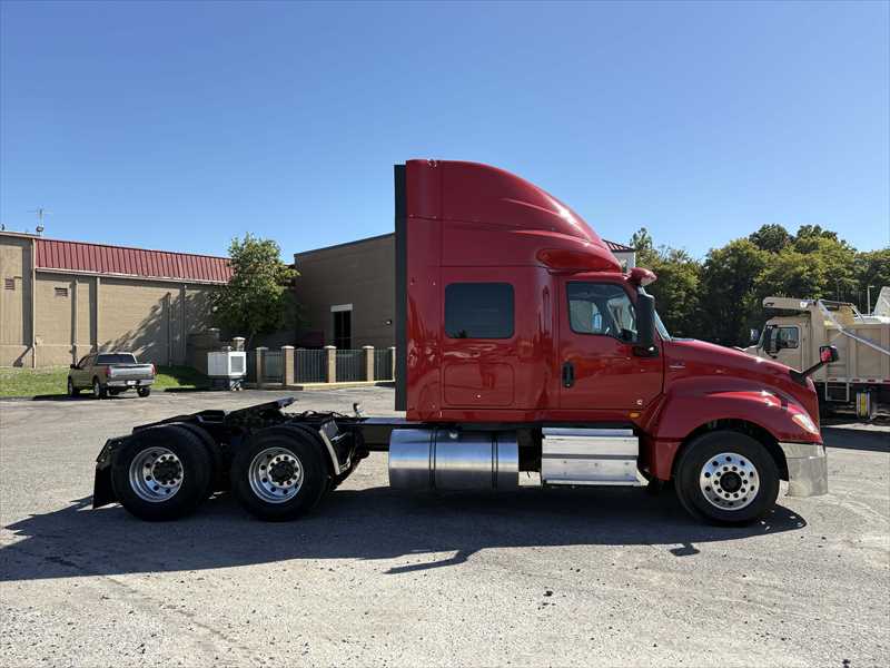 2021 International LT - image 6