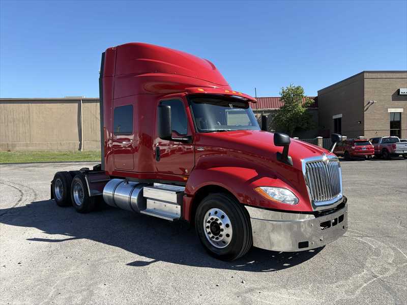 2021 International LT - image 7