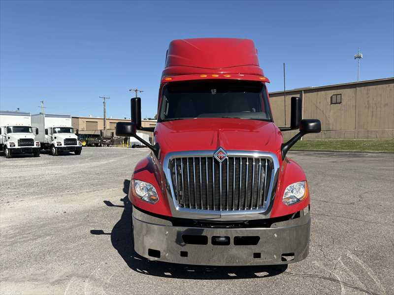 2021 International LT - image 8