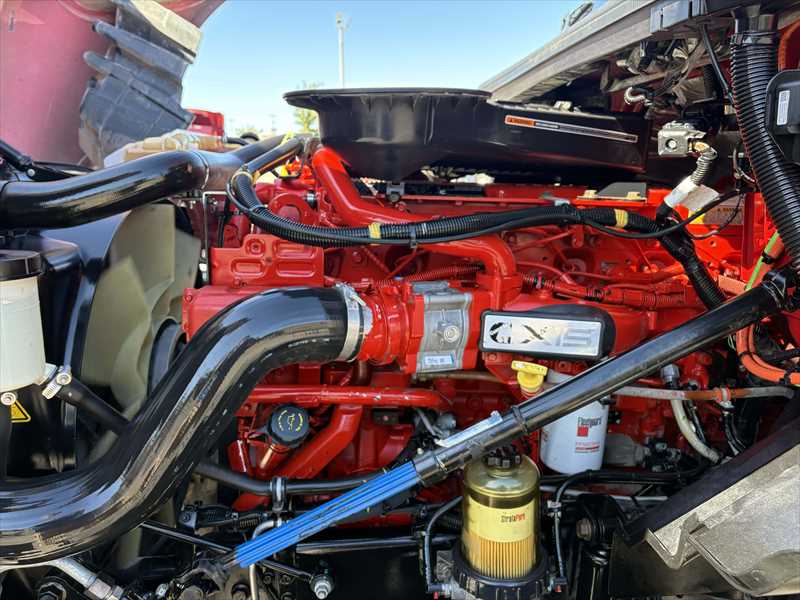 2021 International LT - image 9