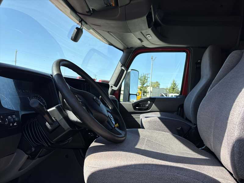 2021 International LT - image 12