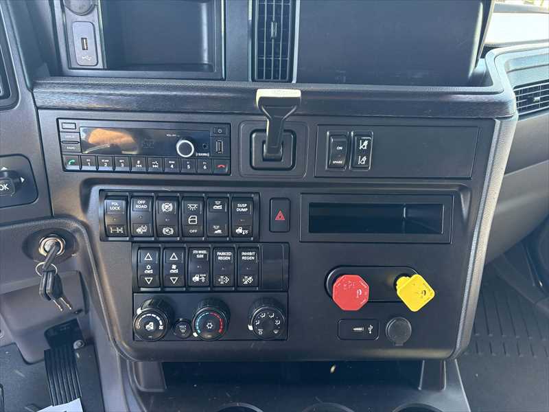 2021 International LT - image 14