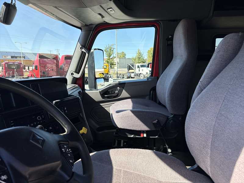 2021 International LT - image 15