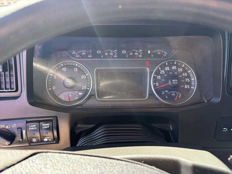 2021 International LT - image 16