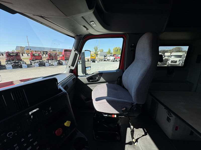 2021 International LT - image 17