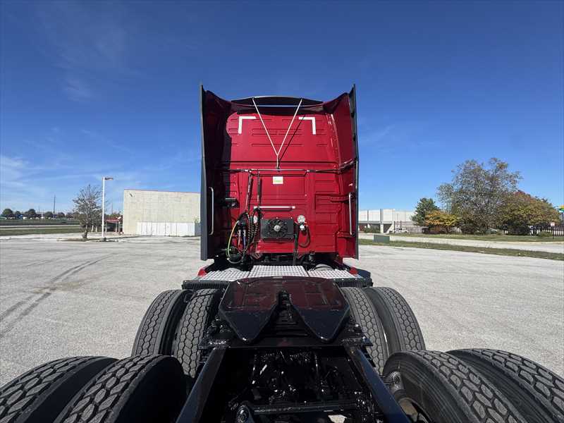 2022 Volvo - image 3